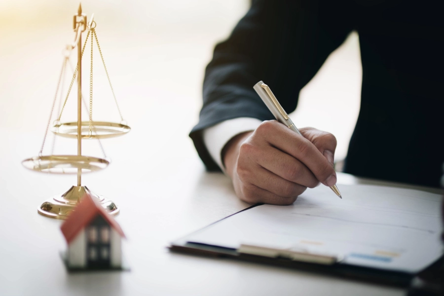 What does a commercial real estate attorney do?