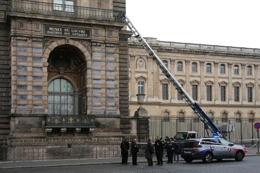 Crown jewels stolen