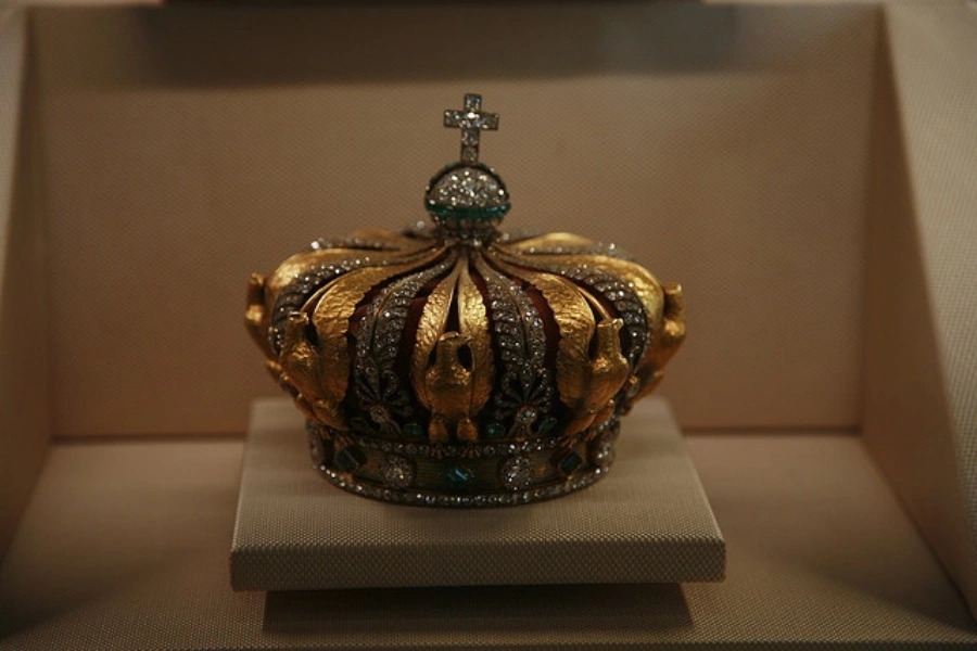 French Crown Jewels stolen from Louvre