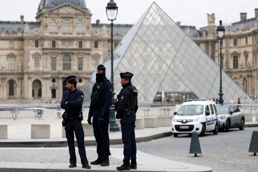Louvre Museum Paris after jewelry heist